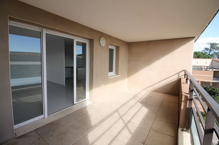 GARONS Proche centre village bel appartement P3 en résidence de 61m² avec terrasse et 2 parking