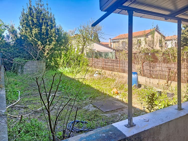 Maison Roquemaure 5 pièce(s) 112.09 m2 avec jardin de 112 m² et place de parking privative.