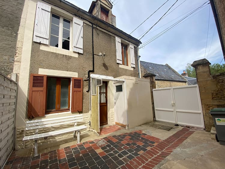 SAINT PIERRE EN AUGE : Maison mitoyenne avec dépendance et garage
