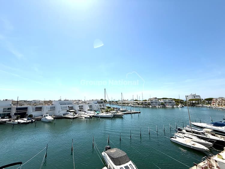 Splendide marina avec appontement large
