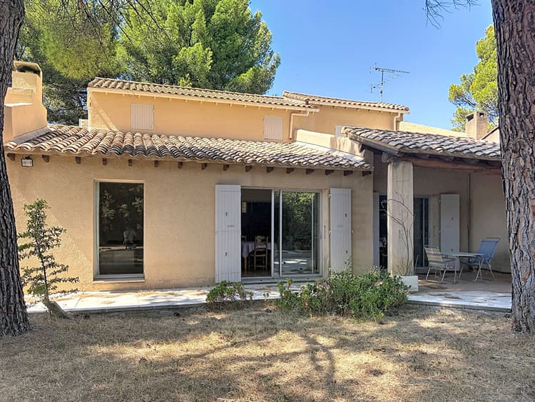Les Angles. Maison pleine de charme avec jardin et grand garage
