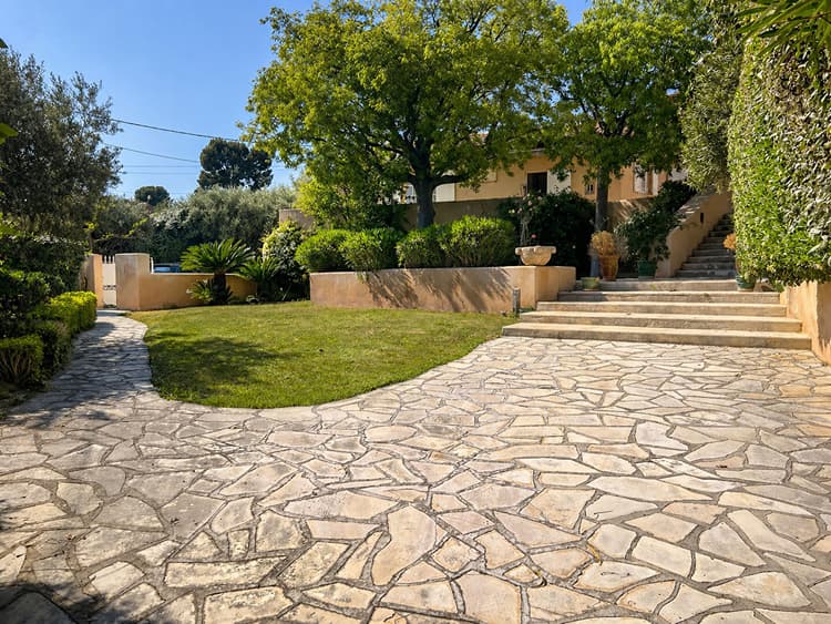 Maison de 246 m² avec sous-sol de 100 m², 3 garages fermés, piscine…