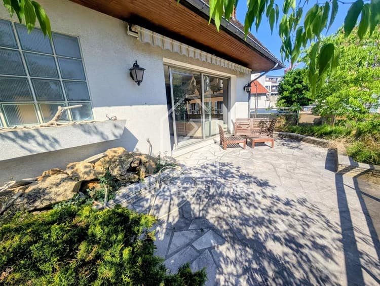 Centre-ville – Grand appartement avec terrasse et parking – For
