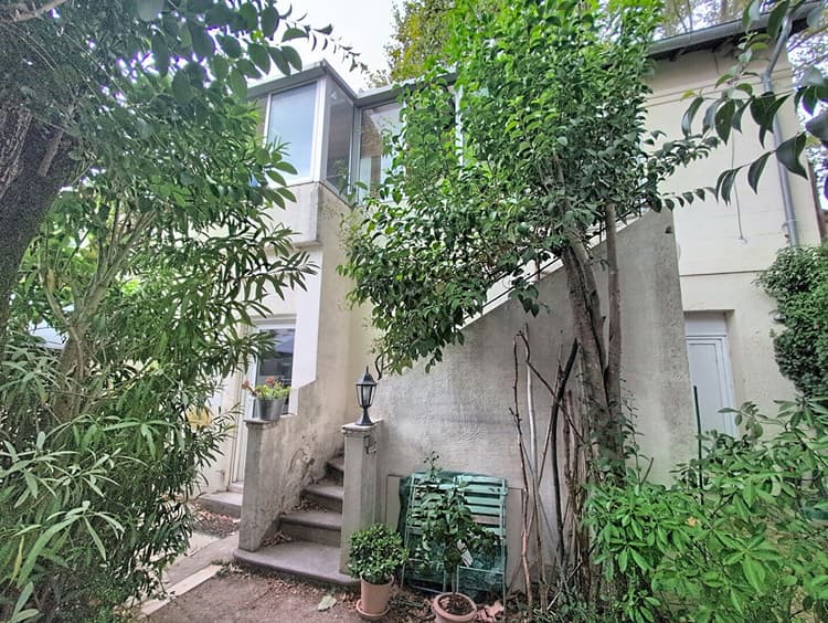 Maison de ville , proche rempart, 4 chambres et un bureau, avec jardin et parking.