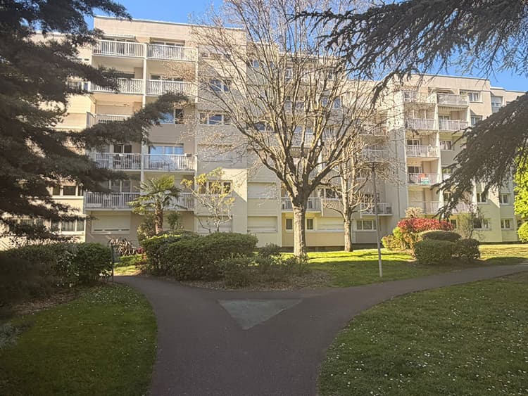 2 Pièces - HAUTS DE CHATOU avec Balcon et - PARKING S/SOL