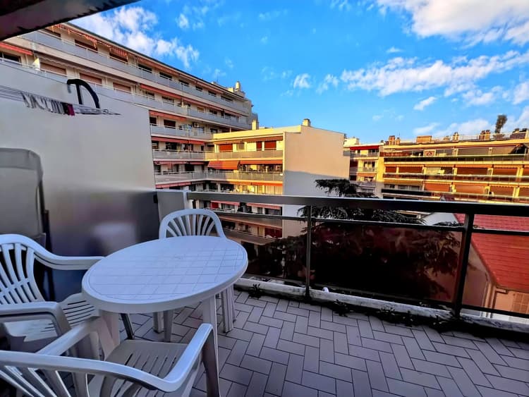 LOCATION A L'ANNÉE Studio 19 m² - Centre de Juan-les-Pins