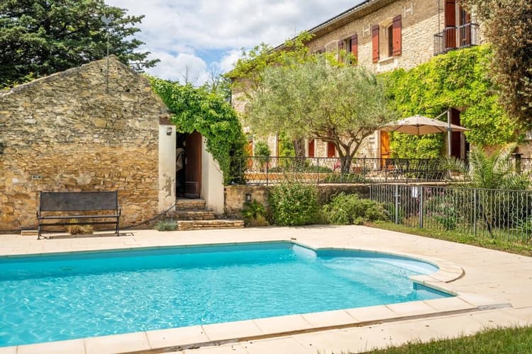 Mas de caractère avec gîte indépendant sur propriété avec piscine et vues dégagées