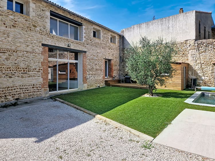 Maison de village Domazan 5 pièce(s) 217 m2 habitables sur 393 m² de terrain avec piscine.