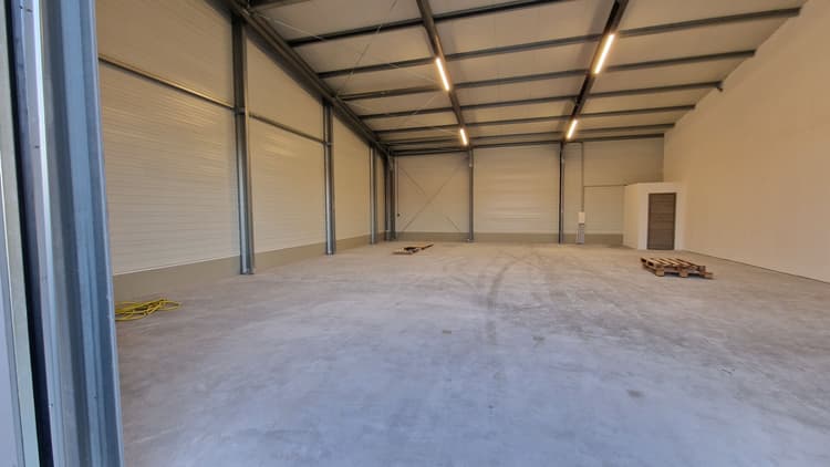 Locaux professionnels ou commerciaux neufs d'environ 200 m² à Rognac