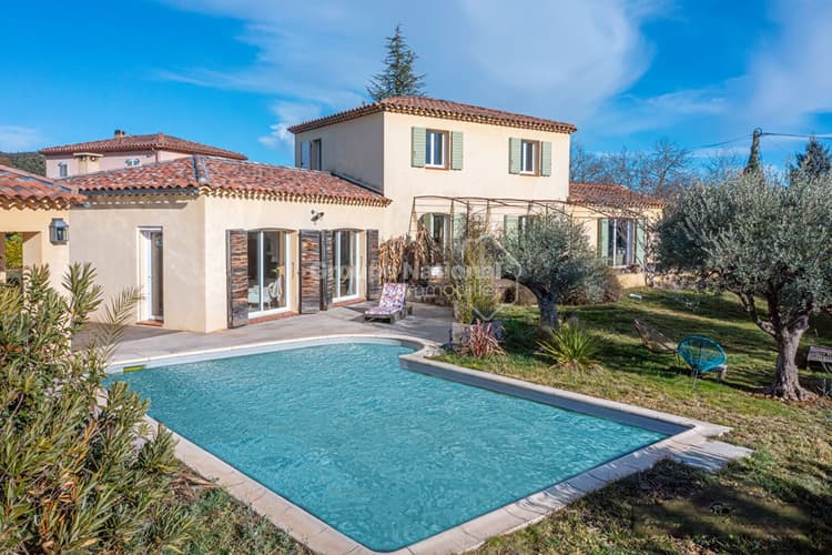 Villa avec piscine garages et studio independant