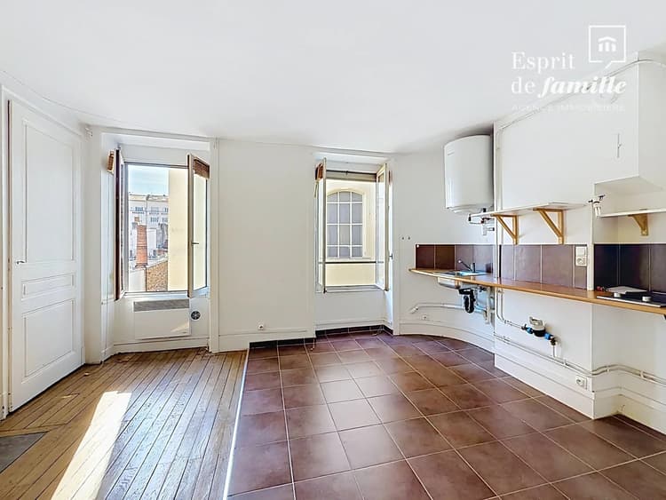 Lyon 7ᵉ – Studio de 25 m² en bon état, proche métro et commerces