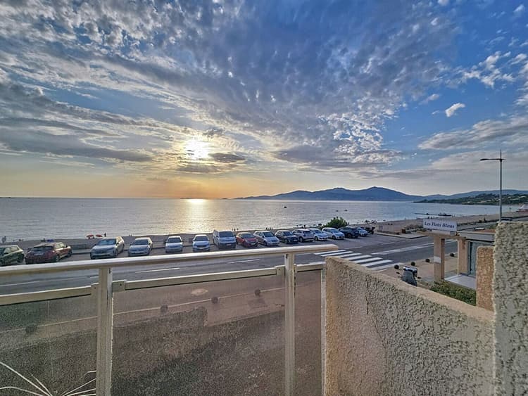 T2 en duplex, vue sur les Sanguinaires et plage à pied !