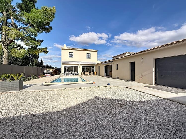 EYRAGUES VILLA moderne 4 chambres bureau Séjour/cuisine équipée Piscine