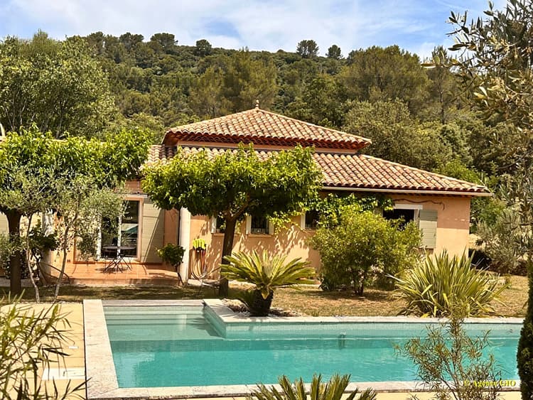 EVENOS - VILLA T6 DE 170 M² - TERRAIN 4400 M² CALME ET ARBORÉ - PISCINE - GARAGE