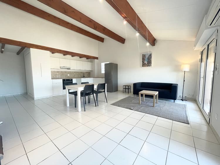 A LOUER - T3 MEUBLE EN PLEIN COEUR DU CENTRE VILLE SAUSSET-LES-PINS VUE MER, 2 TERRASSES, 1 GARAGE,