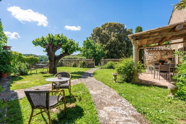 Mas rénové avec chambres d’hôtes, piscine et vue campagne proche Uzès