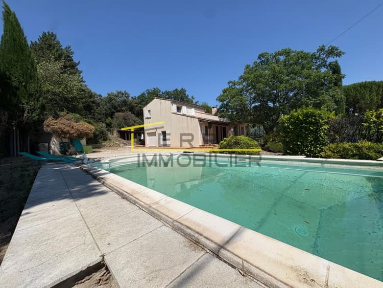 Villa indépendante agrémentée de ses dépendances et de sa pi