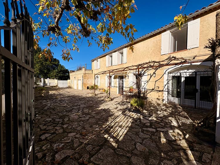 A VENDRE Mas 3/4 chambres, et maisonnette 1 chambre attenante indépendante sur parc arboré de 6400 m² avec piscine