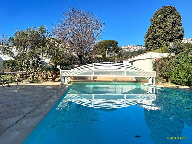 TOULON LES 4 CHEMINS - VILLA T7 DE 207 M² - TERRAIN 1100 M² - PISCINE - GARAGE -