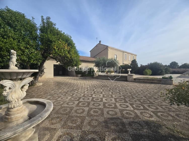 Maison de Maître à Barbentane 10 pièce(s) 332.17 m2 jardin, piscine, garage