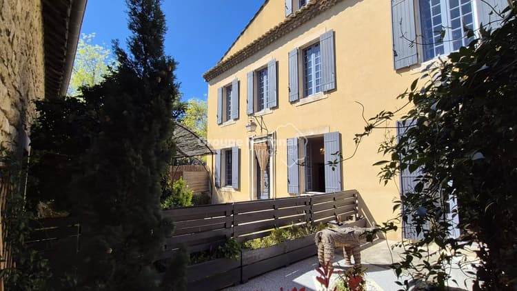 CARPENTRAS - BELLE MAISON 250 M² AVEC JARDIN — Ancien hôtel particulier avec T2 indépendant