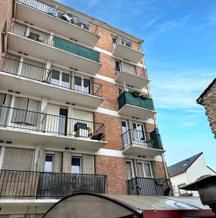 Studio avec balcon et parking