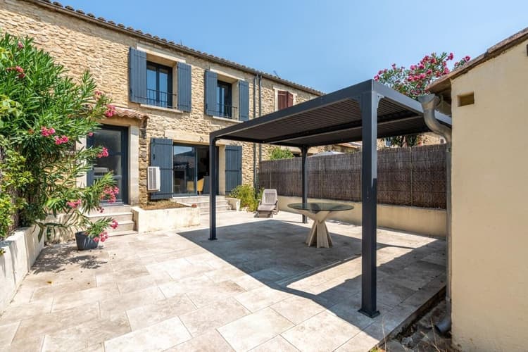 Maison de village en pierres avec garage et extérieur