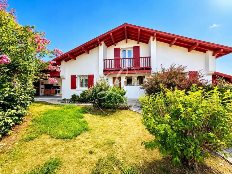 MAISON URCUIT BOURG 210M2 5 CHAMBRES PISCINE SPA