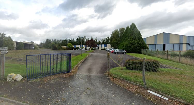 Local d'activité à Condé-sur-Noireau : bureaux, atelier et vaste terrain en zone d'activités