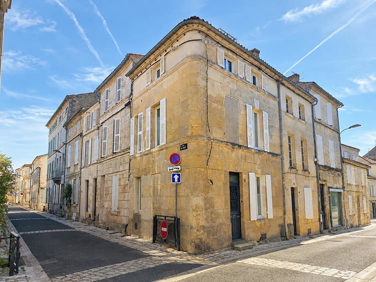A VENDRE Maison de ville Cognac rue piétonne 3 pièces 81 m²