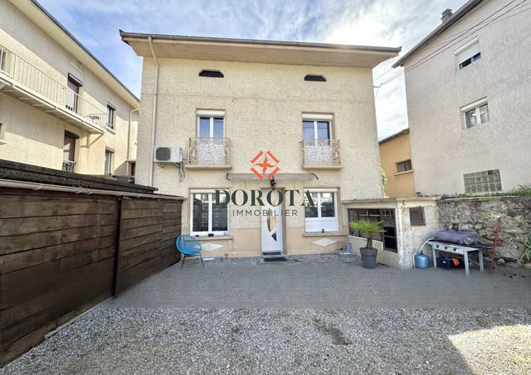 Maison familiale rénovée avec cour fermée