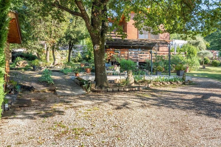 Maison lumineuse de 100m² avec vaste terrain et terrasses – À quelques minutes d'Uzès