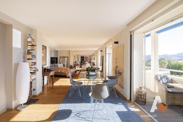 Marseille 8éme Vue Mer, étage élevé, 110m2, traversant avec