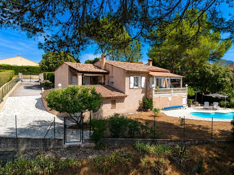 Le Muy - Villa de plain-pied avec piscine et sous-sol