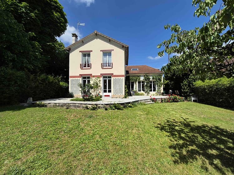 15 mn gare BAS DE CHATOU MAISON DE CARACTERE AVEC GRAND JARDIN