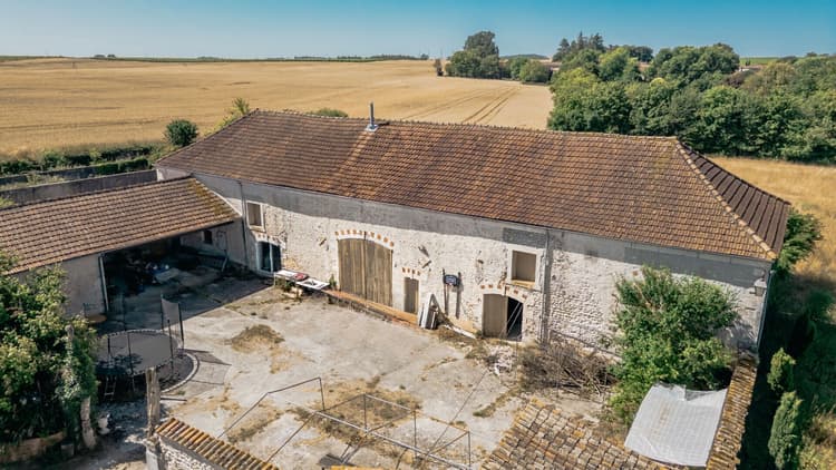 A VENDRE - GRANGE A RENOVER - GENAC-BIGNAC - 300M2