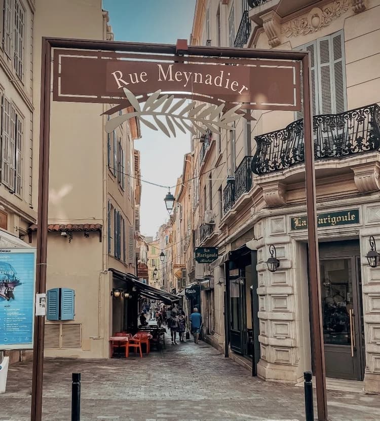 CESSION DE DROIT AU BAIL EMPLACEMENT RUE MEYNADIER A CANNES