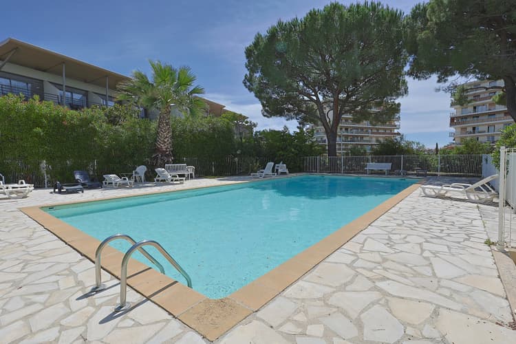 Rare à la vente – Superbe 2 pièces en rez-de-jardin avec 80 m² d