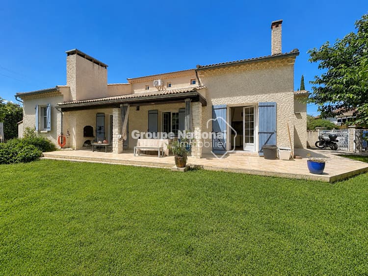 Maison familiale 5 chambres avec piscine à Pernes-les-Fontaines sur une parcelle de 800m2