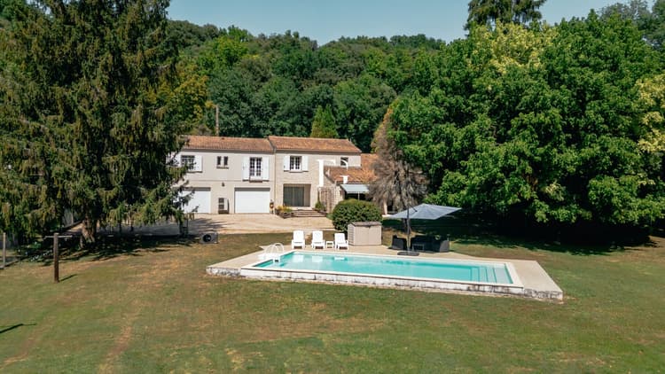 SUPERBE DEMEURE EN PIERRE SUR PUYMOYEN