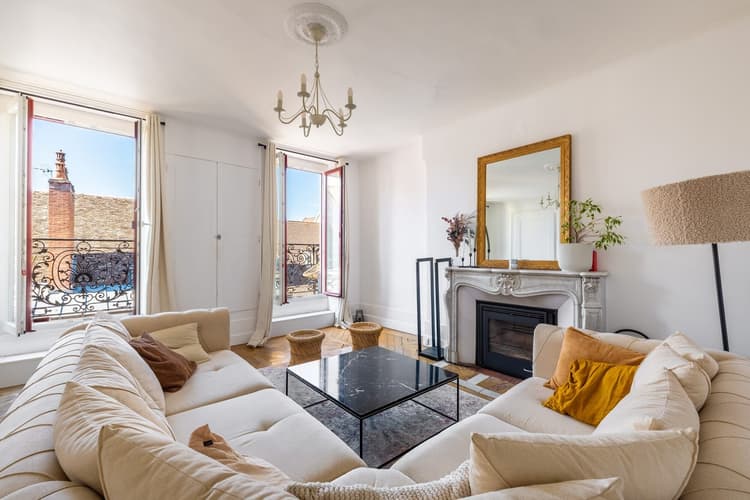APPARTEMENT TRES LUMINEUX AU COEUR DE LA GRANDE RUE AVEC BALCON