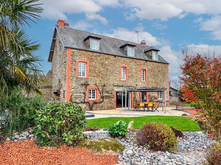 À vendre - Maison de caractère avec piscine et dépendance à Clécy, au coeur de la Suisse Normande