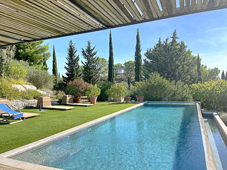MAISON D'ARCHITECTE AVEC PISCINE A DEBORDEMENT ? FONTVIEILLE ?…