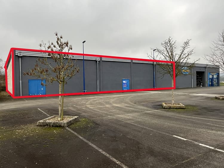 A vendre Local commercial Pré en Pail de 1000 m2 environ