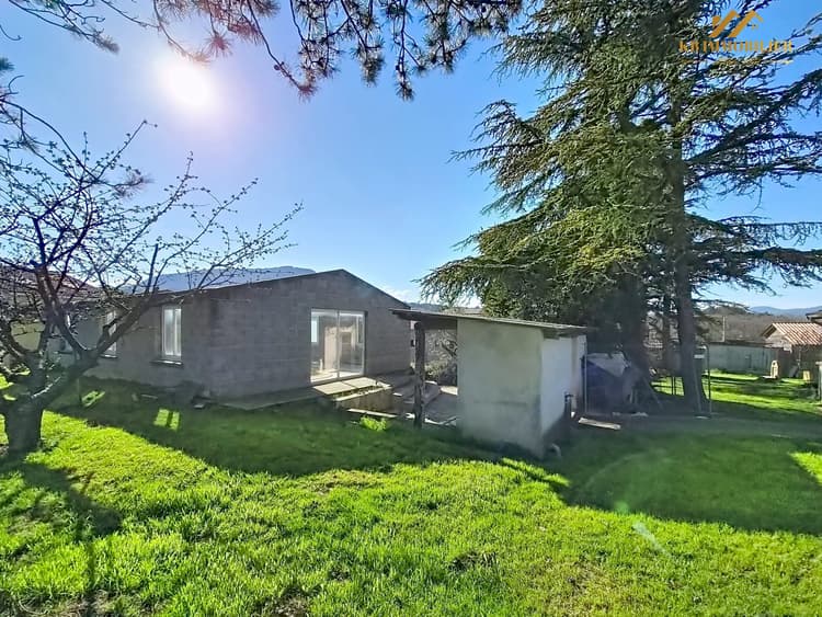 Maison avec une deuxième bâtisse et une piscine intérieure à