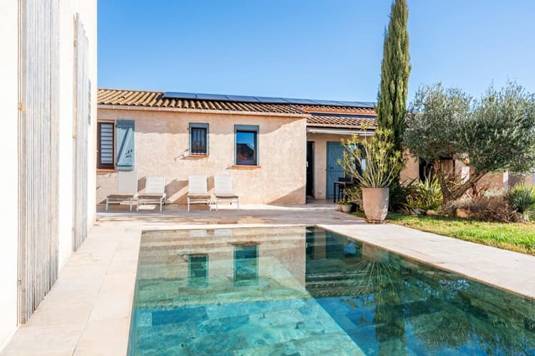Maison contemporaine de plain-pied avec piscine et vue dégagée, au cœur de Saint-Maximin