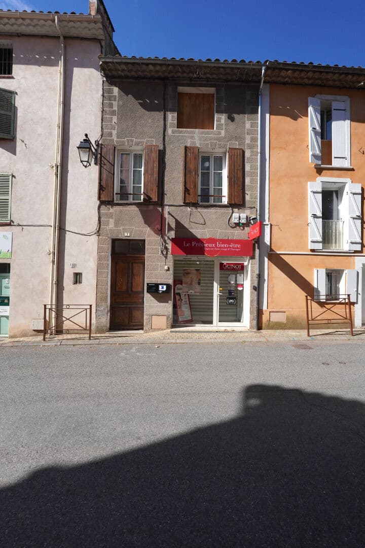 LA MOTTE - Immeuble en centre-ville avec local commercial