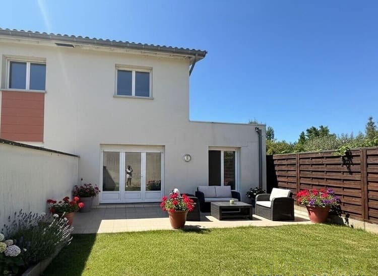 OULLINS PIERRE-BÉNITE - Maison de ville avec jardin, garage et stationnement