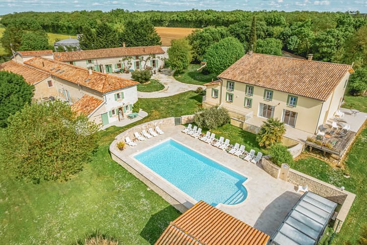 A Vendre Demeure de Prestige - Proche De Surgères - 200m² + 6 Gîtes + Salle De Réception