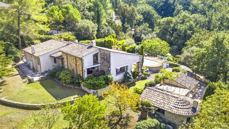 Villa plain-pied avec mazet en pierre et piscine – À pied du village de Mougins